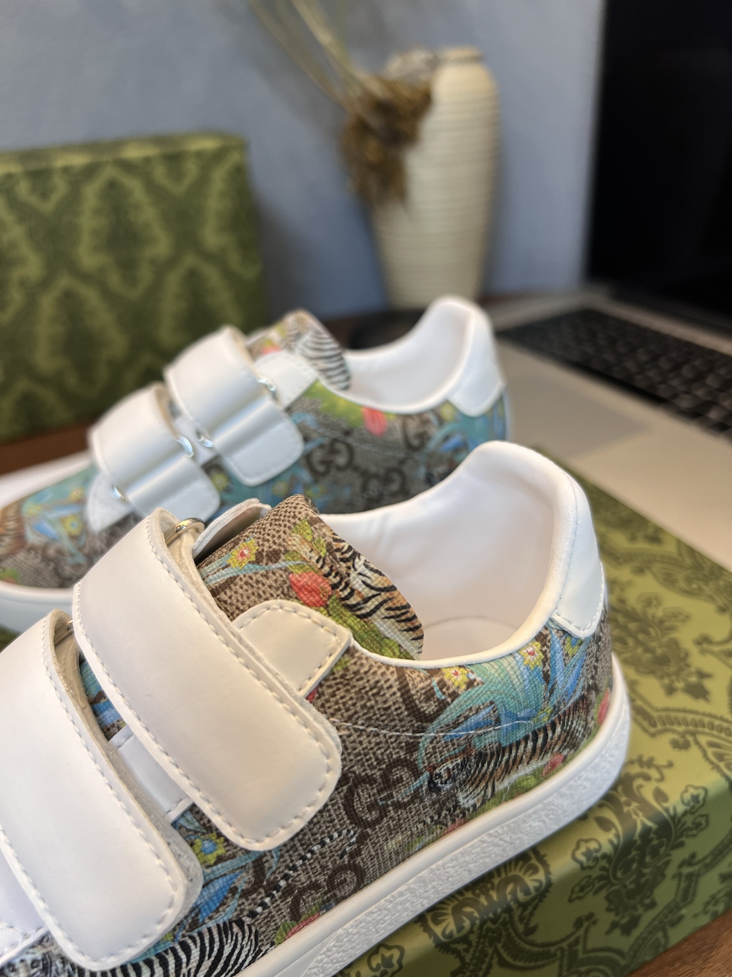 Children's shoes child
